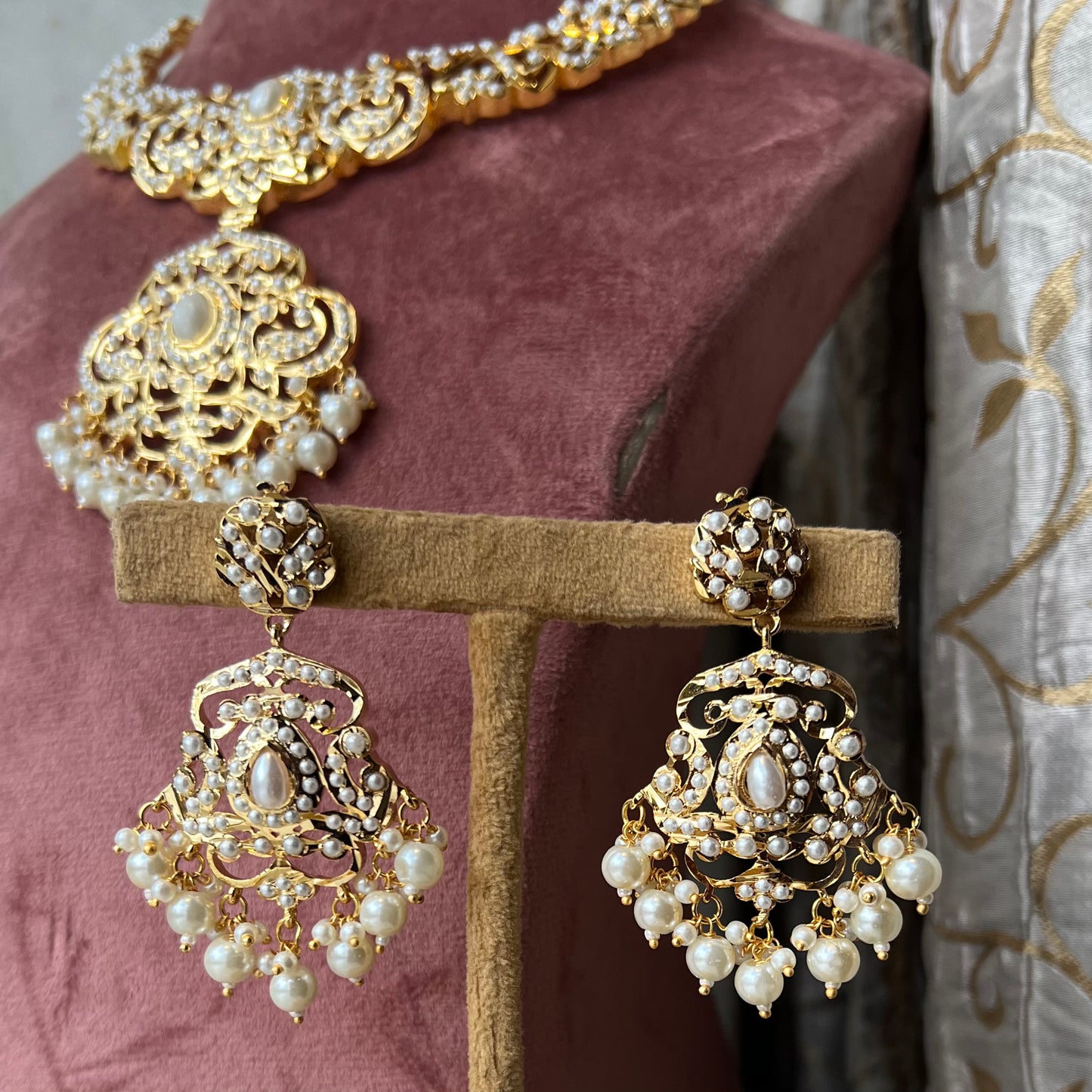 Statement Gold Jadau White Pearl Set