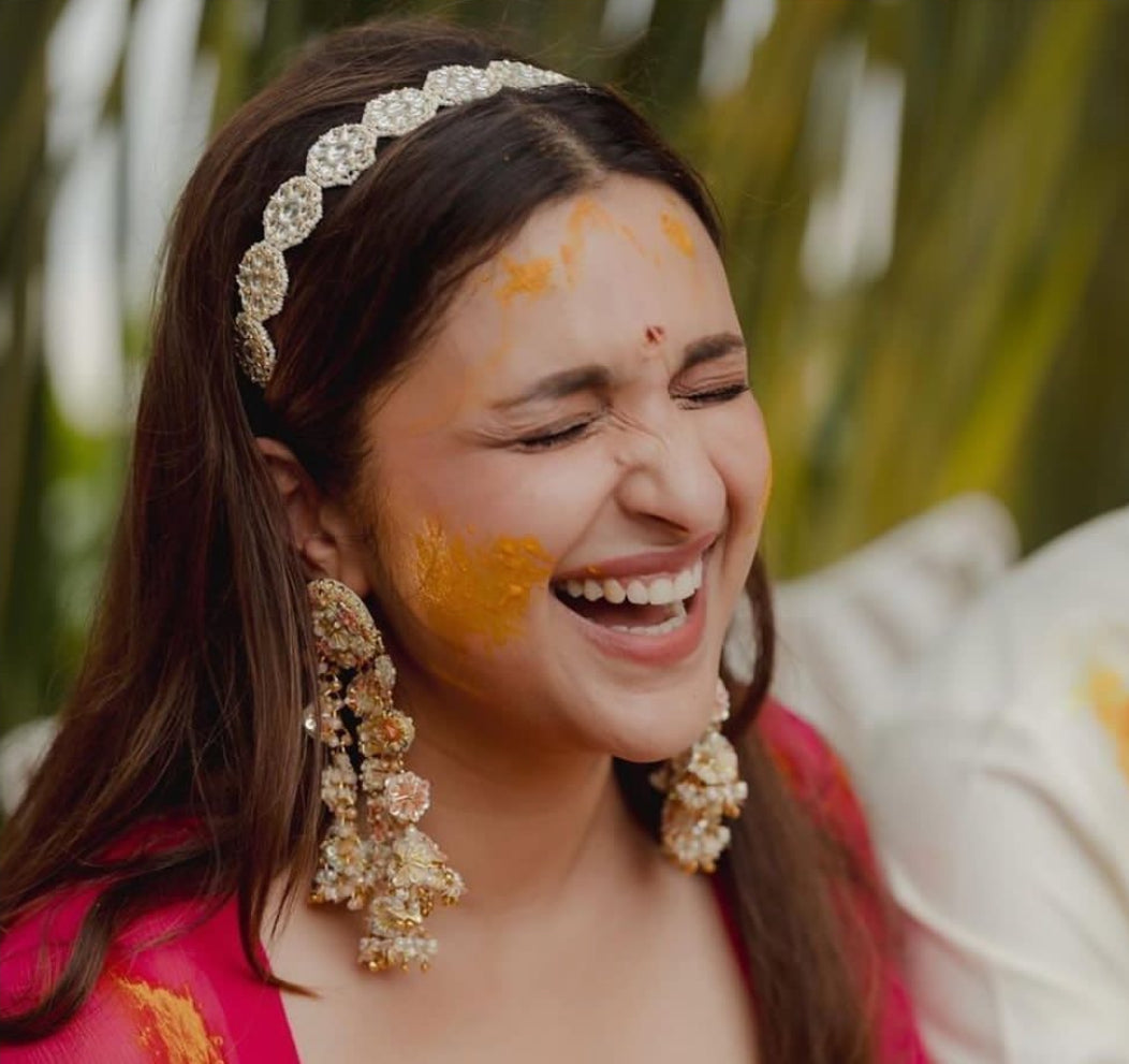 Parineeti Chopra Gold Kundan Flower Mathapatti Headband